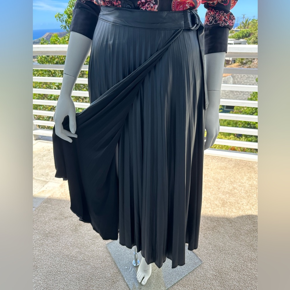 Elegant Black Leather Pleated skirt